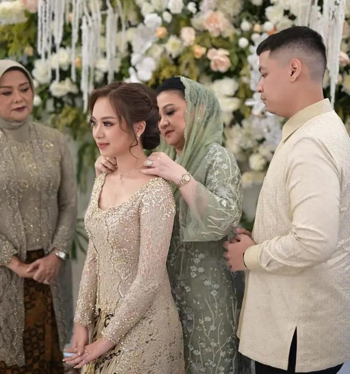 6 Pesona Putri Willy Dozan dan Betharia Sonata saat Tunangan, Sederhana Kenakan Kebaya Coklat