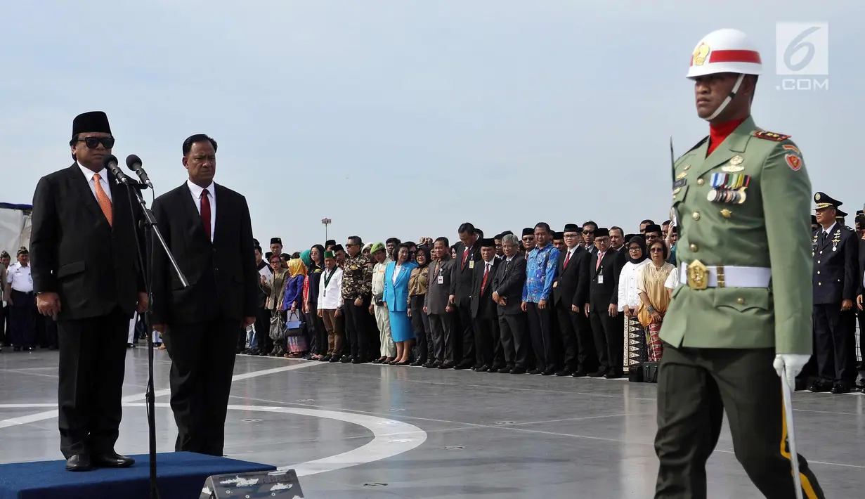 Ketua Dewan Perwakilan Daerah (DPD) RI Oesman Sapta Odang memimpin ucapara peringatan Hari Pahlawan dari atas KRI dr.Soeharso 990 di Perairan Pulau Damar, Teluk Jakarta, Jum'at (10/11). (Liputan6.com/Johan Tallo)