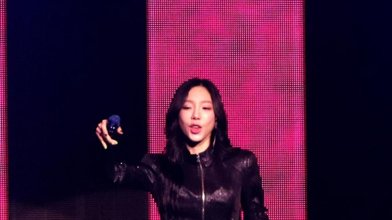 Taeyeon membuka konser The Odd of Love in Jakarta dengan membawakan single INVU.