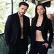 Nicola Peltz dan Brooklyn Beckham tampil maskulin dalam power suit hitam. Keduanya menghadirkan twist tersendiri yang menampilkan kesan stylish saat digunakan. [Foto: Instagram/ Nicola Peltz]
