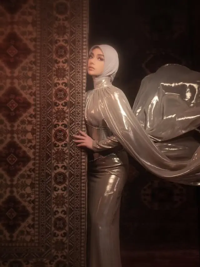 Celine Evangelista Pakai Gaun Cape Elegan