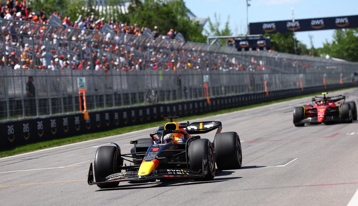Usai momen tersebut, Carlos Sainz mampu memberi tekanan kepada Max Verstappen selama 15 lap terakhir, meski akhirnya harus merelakan Max Verstappen menyentuh garis finis terlebih dahulu dengan keunggulan hampir 1 detik di depan. (Getty Images via AFP/Clive Rose)