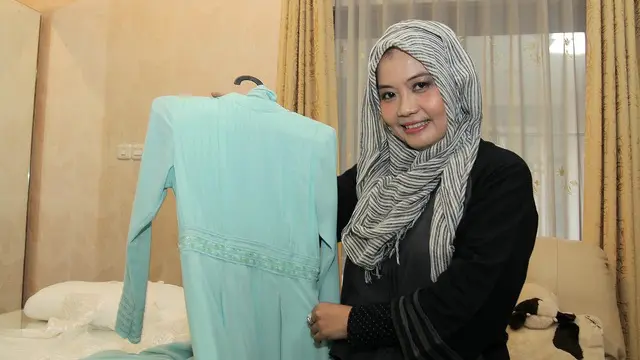 Untuk pernikahan Gibran, istri Jokowi yakni Ibu Negara Iriana mempercayakan desain baju pengantin kepada desainer Tuty Adib. 