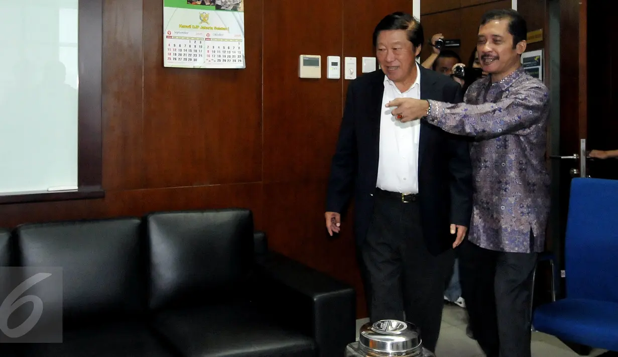 Ka Kanwil DJP Jak-Sel I, Sakli Anggoro bersama Pengusaha Nasional Murdaya Poo sebelum memberi laporan tax amnesty di Kantor Kanwil DJP Pajak, Jakarta, Senin (19/9). (Liputan6.com/Johan Tallo)