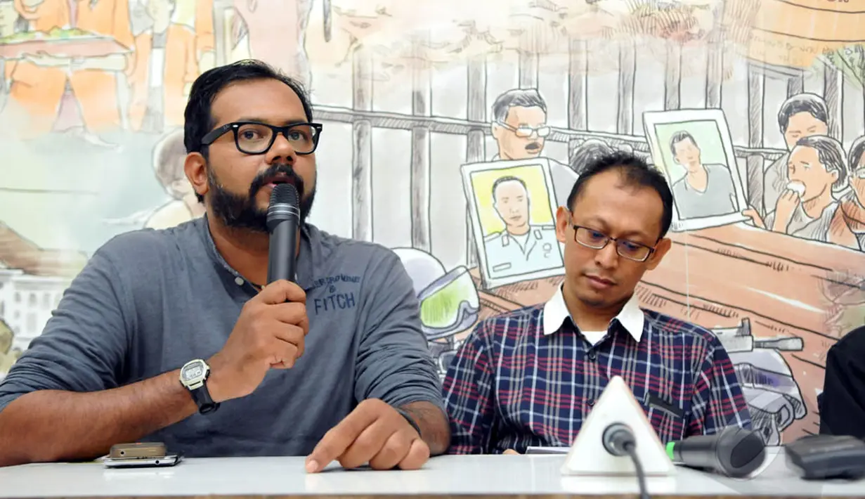 Koordinator Kontras, Haris Azhar (kiri) didampingi aktivis Institute Of Democracy, Arief Suyanto, saat konferensi pers terkait penentapan calon Kapolri Budi Gunawan sebagai tersangka, Jakarta, Rabu (14/1/2015). (Liputan6.com/Panji Diksana)