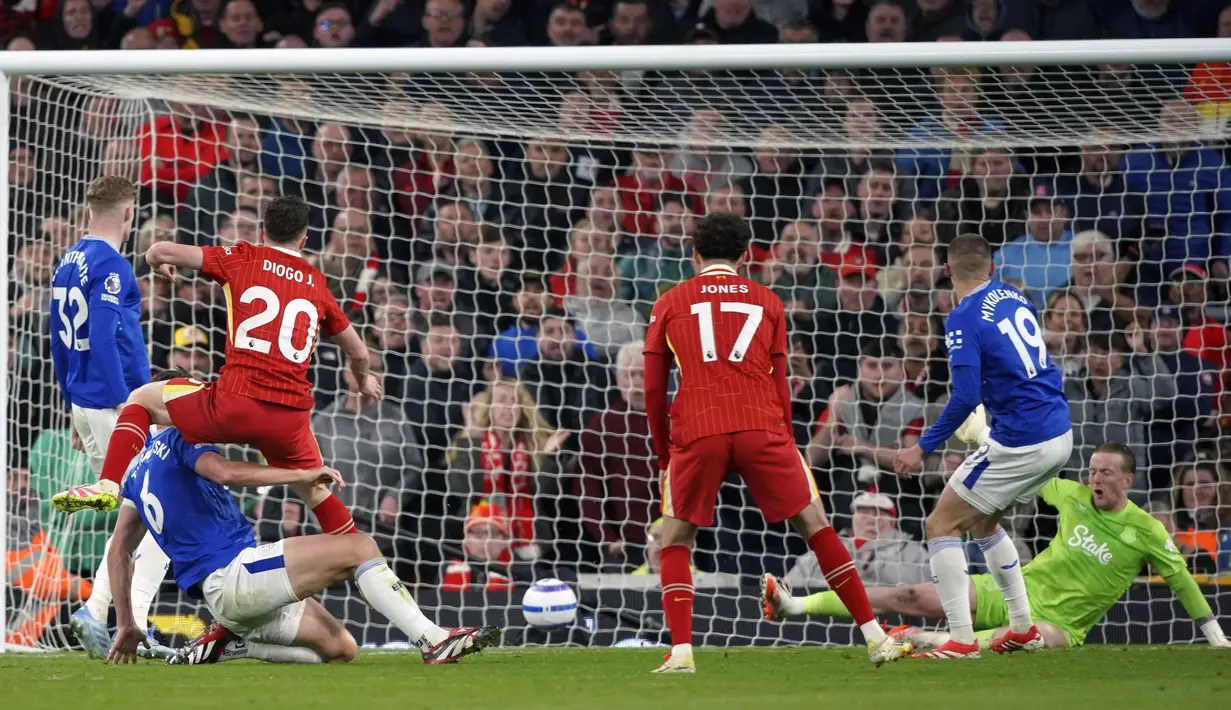 Pemain Liverpool, Diogo Jota (ketiga kiri) mencetak gol ke gawang Everton dalam laga lanjutan Liga Inggris 2024/2025 di Anfield, Liverpool, Inggris, Rabu (02/04/2025) waktu setempat. (AP Photo/Ian Hodgson)