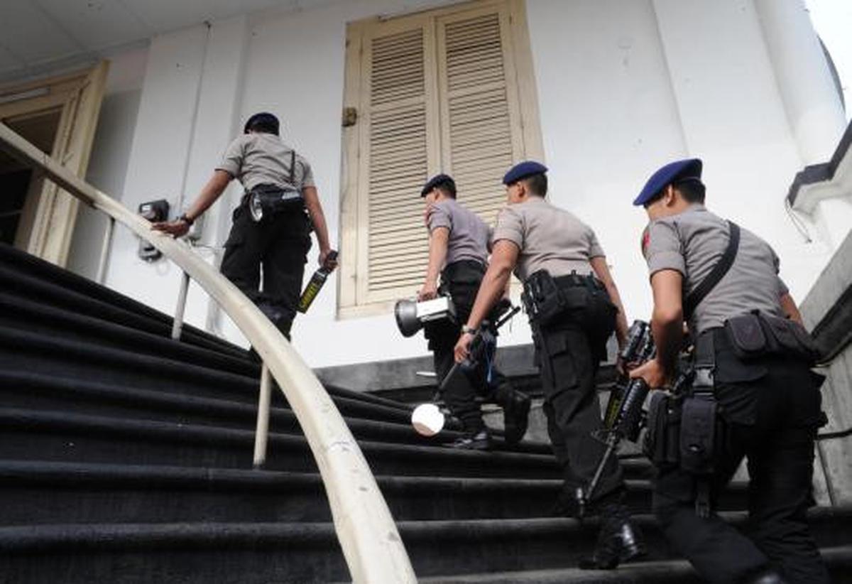 Tim Gegana Polri melakukan penyisiran gereja