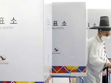 Cendekiawan konfusianisme memberikan suaranya pada pemilihan presiden di TPS lokal di Nonsan, Korea Selatan, Rabu (9/3/2022). Korea Selatan mulai pemilihan presiden dengan mempertarungkan Lee Jae-myung yang berhaluan liberal dan Yoon Suk-yeol dari kubu konservatif. (Kang Jong-min/Newsis via AP)