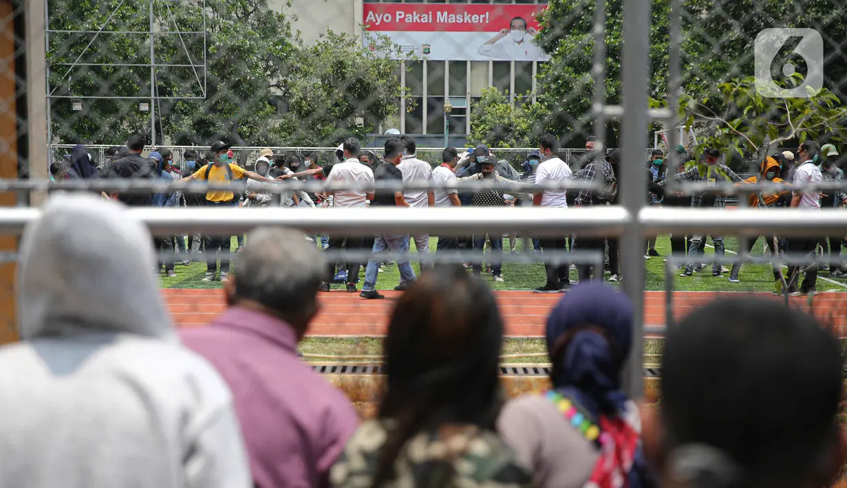 Sejumlah orang tua pengunjuk rasa yang menolak UU Cipta Kerja menunggu di Polda Metro Jaya, Jakarta, Rabu (14/10/2020). Mereka diamankan petugas Kepolisian karena diduga terlibat kericuhan saat unjuk rasa menolak UU Cipta Kerja pada Selasa (14/10/2020). (Liputan6.com/Faizal Fanani)