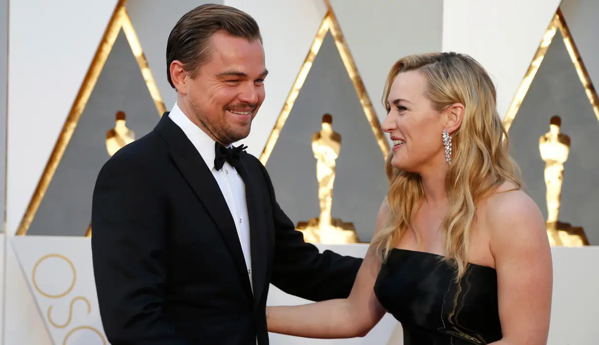 Leonardo DiCaprio dan Kate Winslet berbincang ketika tiba di red carpet Piala Oscar 2016 di Dolby Theatre, Hollywood, California, Minggu (28/2). Dua bintang ternama Hollywood tersebut masuk sebagai nominator. (REUTERS/Lucy Nicholson)