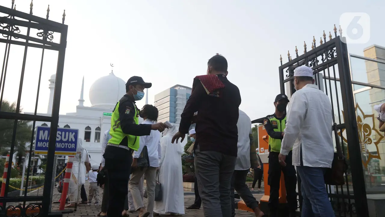 Ribuan Umat Muslim Sholat Idul Fitri 1442 H di Lapangan Masjid Al Azhar