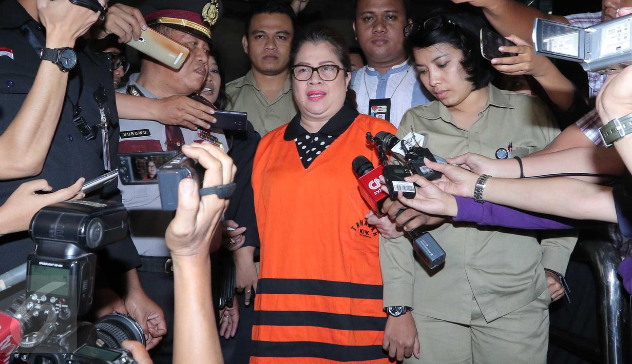 Anggota DPR F-Hanura Dewie Yasin Limpo (tengah) mengenakan baju tahanan usai pemeriksaan di KPK, Jakarta, Kamis (22/10). Dewie resmi ditahan KPK terkait kasus suap proyek Pembangkit Listrik Tenaga Mikrohidro (PLTMH) di Papua. (Liputan6.com/Angga Yuniar)