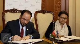 Menlu Afghanistan, Salahuddin Rabbani (kiri) dan Menlu RI, Retno Marsudi menyepakati kerjasama bilateral di sela KTT LB OKI di Jakarta, Minggu (6/2/2016). Indonesia akan membangun Indonesian Islamic Center (IIC) di Afganistan. (Liputan6.com/Faizal Fanani)