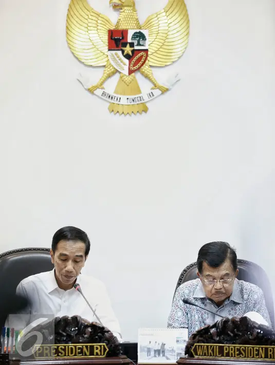 Presiden Joko Widodo (kiri), bersama Wakil Presiden Jusuf Kalla memimpin rapat terbatas di Kantor Presiden, Jakarta, Selasa (23/2). Dalam ratas tersebut membahas Pembangunan Kekuatan Tentara Nasional Indonesia (TNI). (Liputan6.com/Faizal Fanani)