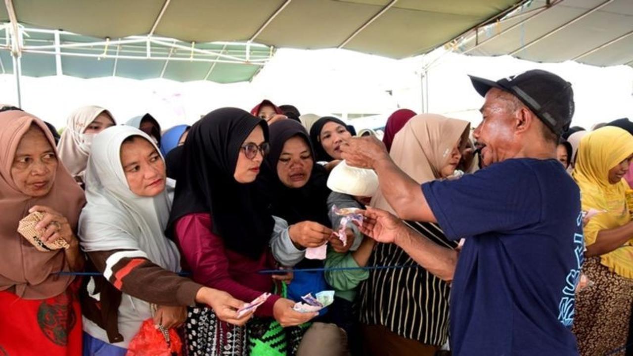 Fakta Unik: Ribuan Warga Padati Pasar Murah Gorontalo, Hemat Rp150 Ribu per Paket!