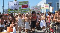 Go Topless Day, acara tahunan yang mendorong hak wanita untuk bertelanjang dada di publik, akan diadakan untuk merayakan 10 tahun penyelenggaraanya pada 26 Agustus 2017 di 40 kota di seluruh dunia. (Getty Images)