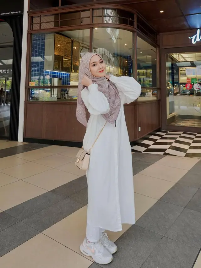 6 Potret Fashion Hijab Aya Balqis, Inspirasi Gaya Modis dan Santai