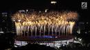 Pesta kembang api menyemarakkan upacara pembukaan Asian Games 2018 di Stadion Utama Gelora Bung Karno (SUGBK), Senayan, Jakarta, Sabtu (18/8). (Liputan6.com/JohanTallo)