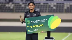 Penghargaan sebagai Pemain Muda Terbaik di Pegadaian Championship 2025/26 diberikan pada penjaga gawang FC Bekasi City, Ikram Al Giffari. (Bola.com/Abdul Aziz)