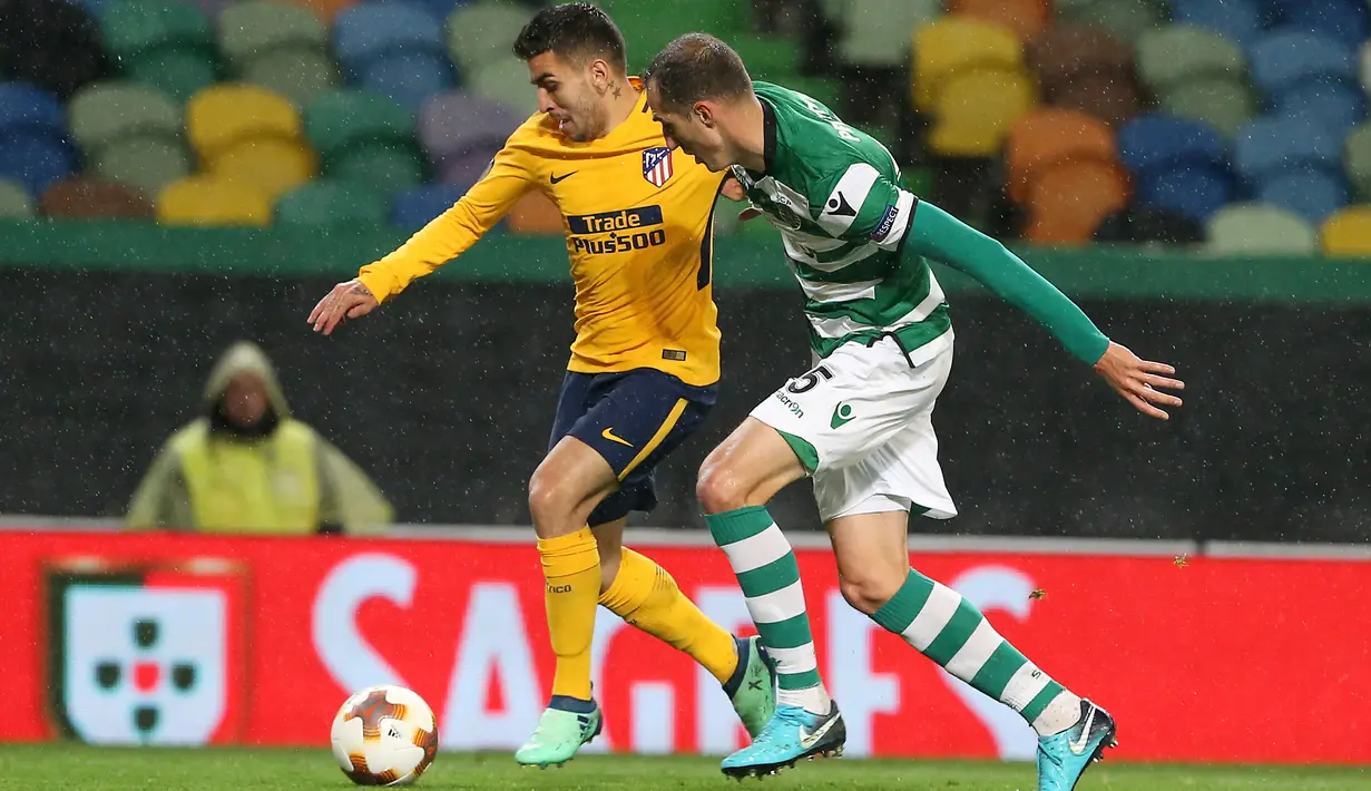 Pemain Atletico Madrid, Angel Correa berebut bola dengan pemain Sporting CP, Fabio Coentrao pada leg kedua perempat final Liga Europa di Estadio Jose Avalade, Jumat (13/4). Atletico Madrid tetap maju ke semifinal meski kalah 0-1  (AP/Armando Franca)