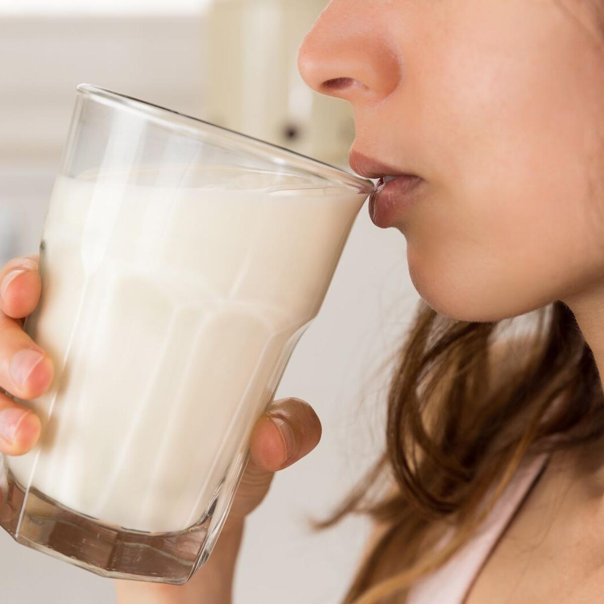 ilustrasi minum susu