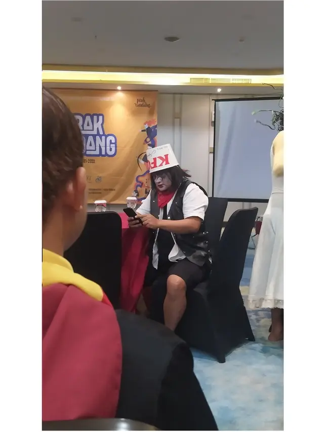 6 Potret Kostum Cosplay Dosen saat Yudisium Ini Unik, Menghibur Mahasiswa