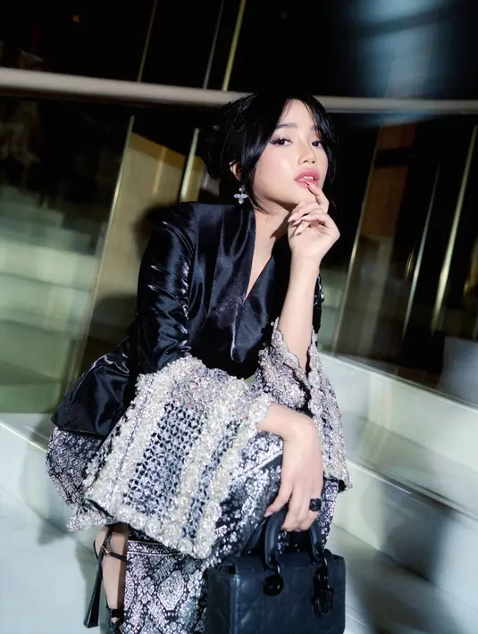 Riasan soft glam dengan overlips ombre bikin pesona Fuji Utami kian menyala [@fuji_an]