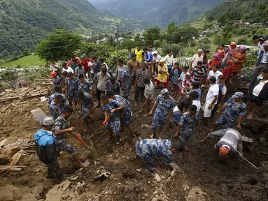 Tim SAR dibantu warga mencari korban selamat yang tertimbun bangunan pasca longsor di Desa Lumle, Nepal (30/7/2015). Tanah longsor yang dipicu hujan deras tersebut menewaskan sedikitnya 30 orang dan menghacurkan puluhan rumah. (REUTERS/Navesh Chitrakar)