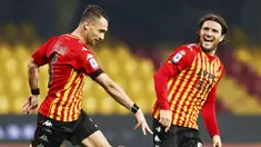 Pemain Benevento, Gaetano Letizia, melakukan selebrasi usai mencetak gol ke gawang Juventus pada laga Liga Italia di Stadion Vigorito, Sabtu (28/11/2020). Kedua tim bermain imbang 1-1. (Alessandro Garofalo/LaPresse via AP)