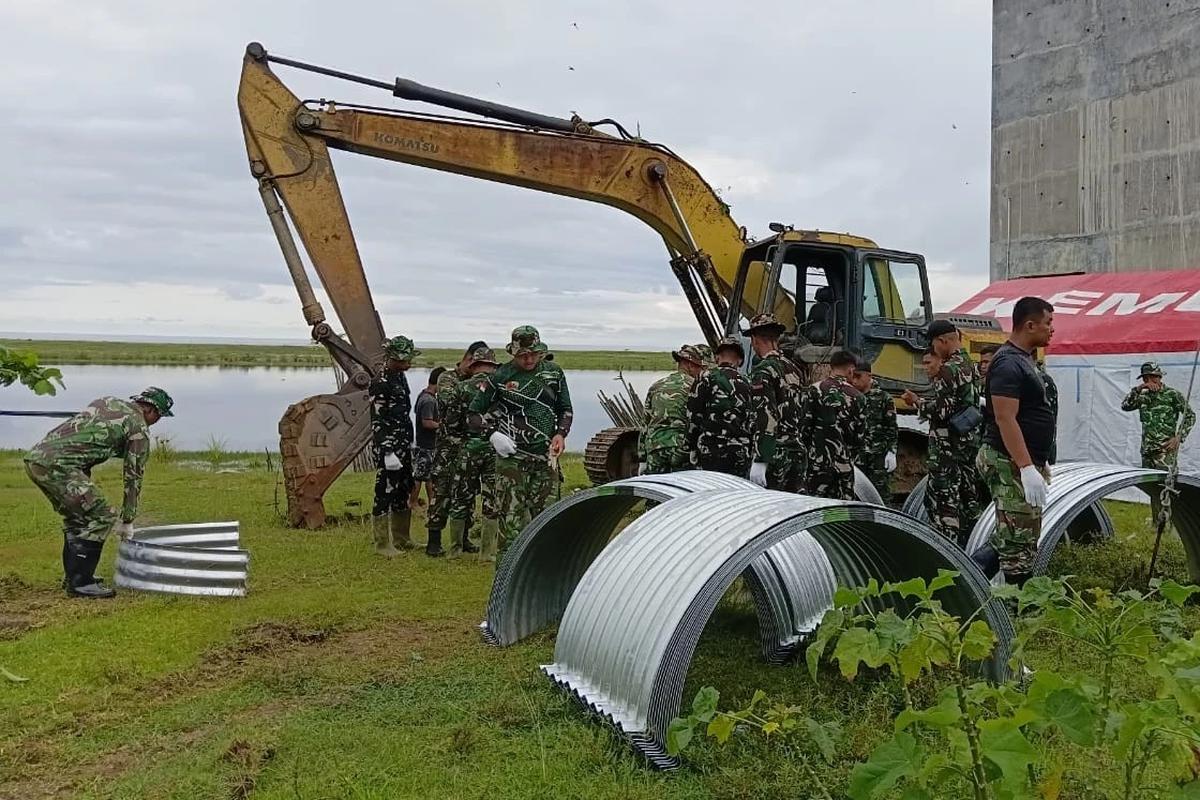 FOTO: TNI AD Lanjutkan Pembangunan Jembatan Darurat di Sumatera Barat