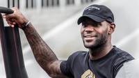 Bintang Cleveland Cavaliers, LeBron James, menjadi pemain bergaji tertinggi pada NBA 2016-2017 dengan bayaran sebesar 32 juta dolar AS atau sekitar 405 miliar rupiah. (Bola.com/Twitter/si_nba)