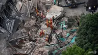 Sembilan pekerja konstruksi terperangkap setelah atap gedung runtuh (AFP Photo)