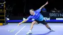 Pebulu tangkis Denmark, Viktor Axelsen dari tim Lightning berusaha menjangkau kok dalam laga tunggal putra Badminton XL 2025 melawan Kodai Narakoa dari tim Rockets di Istora Senayan, Jakarta, Sabtu (04/10/2025). (Bola.com/Bagaskara Lazuardi)