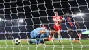 Gol kemenangan Paris Saint-Germain tercipta di menit akhir waktu normal pertandingan (90’) lewat aksi Nuno Mendes yang berhasil memanfaatkan kesalahan penjaga gawang Girona, Paulo Gazzaniga. (Franck FIFE/AFP)