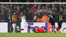 Pemain Arsenal Alexandre Lacazette (kedua kanan) mencetak gol ke gawang Standard Liege pada pertandingan Grup F Liga Europa di Stadion Maurice Dufrasne, Liege, Belgia, Kamis (12/12/2019). Arsenal juara grup setelah menahan Standar Liege 2-2. (AP Photo/Francois Walschaerts)