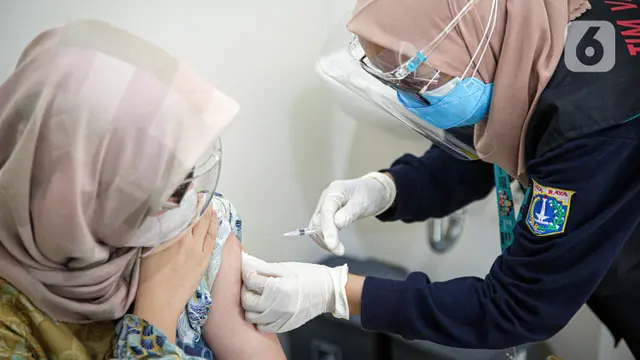 FOTO: Vaksin COVID-19 Pfizer Mulai Disuntikkan kepada Warga
