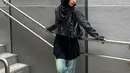 Penampilan Adiba Khanza di sini dipadu padankannya mengenakan celana jeans, hijab dan sepatu hitam. [Foto: Instagram/adiba.knza]