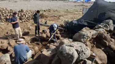 Para arkeolog bekerja di bangunan berbenteng berusia 3.000 tahun di Dataran Tinggi Golan yang diduduki Israel pada 11 November 2020. Otoritas Kepurbakalaan Israel mengatakan tim arkeolog Israel telah menemukan sebuah bangunan berbenteng berusia 3.000 tahun. (Xinhua/JINI/Ayal Margolin)