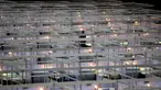 Barisan tempat tidur terlihat di rumah sakit lapangan sementara yang didirikan di Asia World Expo di Hong Kong, Sabtu (1/8/2020). Pusat pameran di dekat Bandara Internasional Hong Kong itu diubah menjadi fasilitas untuk menampung pasien COVID-19 dengan gejala ringan.  (AP Photo/Kin Cheung)