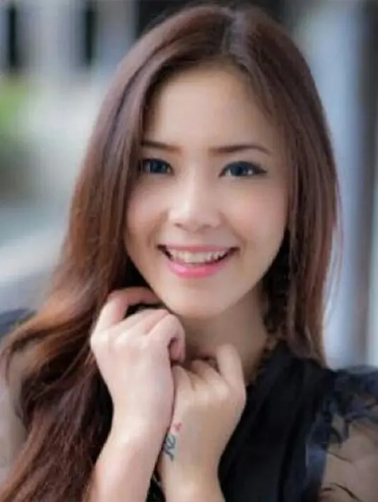 Dalam kesempatan itu Rere membawa serta bukti pencemaran nama baik yang sudah dilakukan istri Charly. (Via Twitter/@Rereregina05)