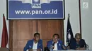 Wakil Ketua Komisi IX DPR RI Saleh Daulay (tengah) menyampaikan keterangan saat konferensi pers terkait tenaga kerja asing (TKA) di Kantor DPP PAN, Jakarta, Selasa (1/5). (Merdeka.com/Iqbal S Nugroho)