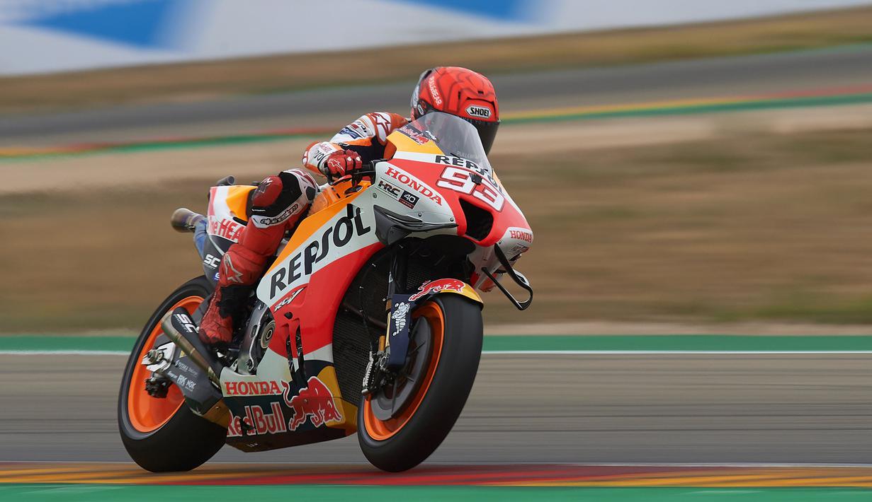 Usai membuat Quartararo 'crash', Maruqez kembali terlibat insiden dengan Takaaki Nakagmi. Setelah keluar dari tikungan delapan, pebalap asal Spanyol itu mengaktifkan ride high device. Namun, perangkat tersebut malah membuat motornya tak stabil dan mengarah ke kiri di mana Nakagami berada. Kerusakan itu diduga akibat insiden pertama karena hantaman dari Quartararo. (AP/Jose Breton)