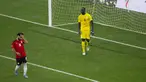 Sadio Mane dan Mohamed Salah yang bahu membahu bersama Liverpool akhirnya harus saling berhadapan sebagai seteru dalam dua bulan terakhir. Dua panggung besar, Piala Afrika 2021 dan Kualifikasi Piala Dunia 2022 akhirnya jadi milik Sadio Mane bareng Timnas Senegal. (AP/Stefan Kleinowitz)