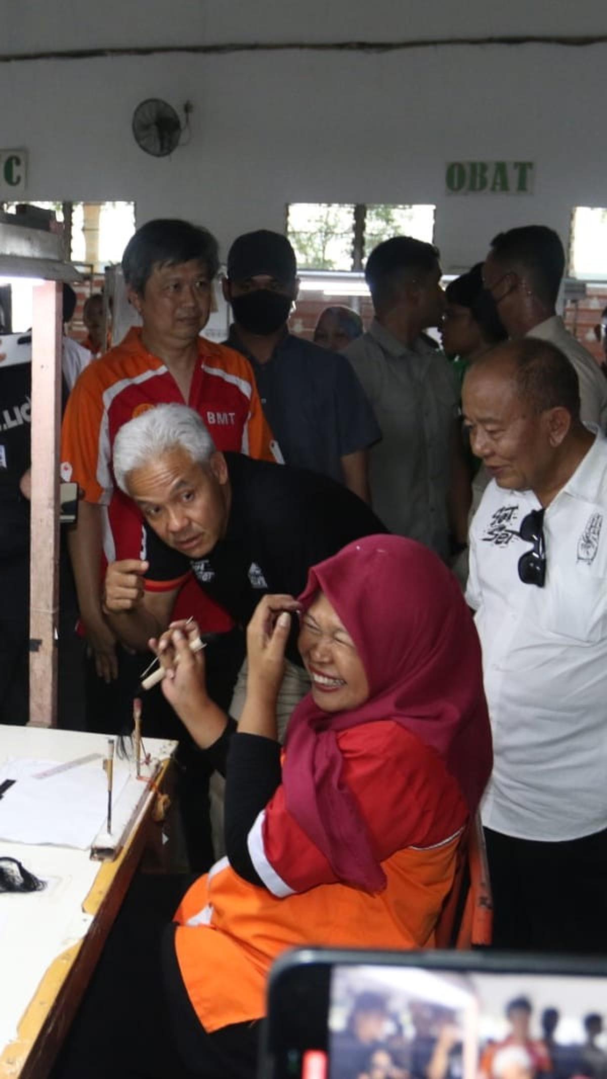 Ganjar mengajak ngobrol ibu hamil tersebut dan meminta agar sang ibu memperhatikan gizi anak yang dikandungnya. <br>