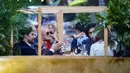 Pengunjung duduk di luar restoran yang menawarkan layanan area luar ruangan (outdoor) di New York pada 3 Oktober 2020. Kota itu mengizinkan restoran membuat area makan outdoor hingga ke trotoar dan jalanan sebagai upaya mengatasi dampak ekonomi COVID-19 yang berkelanjutan. (AP Photo/John Minchillo)