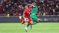 Pemain Timnas Indonesia, Ramadhan Sananta berebut bola dengan pemain St Kitts and Nevis, Mervin Lewis dalam laga semifinal FIFA Series 2026 di Stadion Utama Gelora Bung Karno (SUGBK), Senayan, Jakarta, Jumat (27/03/2026). (Bola.com/M Iqbal Ichsan)