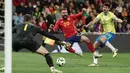 Timnas Spanyol menambah gol lewat aksi Dani Olmo di menit ke-36. (Thomas COEX/AFP)