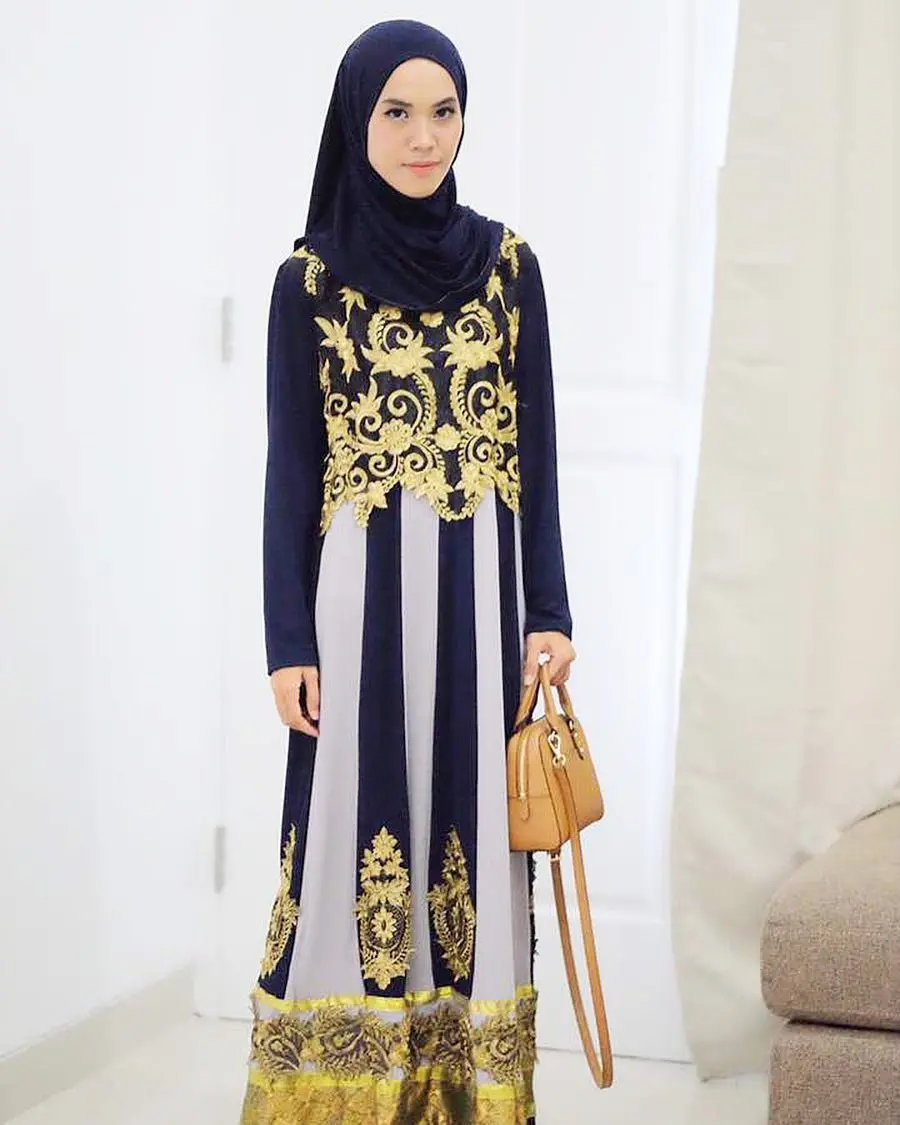 Pakai long dress dengan sentuhan warna klasik, bikin penampilan hijab makin maksimal. (sumber foto: @iymel/instagram)
