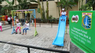 Sejumlah anak sedang bermain di area Ruang Publik Terbuka Ramah Anak (RPTRA) Marunda yang bertempat di Kelurahan Marunda, Cilincing, Jakarta (18/10).  RPTRA Marunda terbagi menjadi area outdoor dan indoor. (Liputan6.com/Istimewa) 