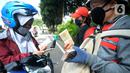 Pengguna jalan membeli uang baru yang dijajakan penjual jasa penukaran uang di kawasan Bintaro Sektor 2, Jakarta Selatan, Selasa (12/05/2020). Menjelang perayaan Lebaran, jasa penukar uang keliling yang berada di pinggir jalan-jalan utama mulai bermunculan. (merdeka.com/Dwi Narwoko)
